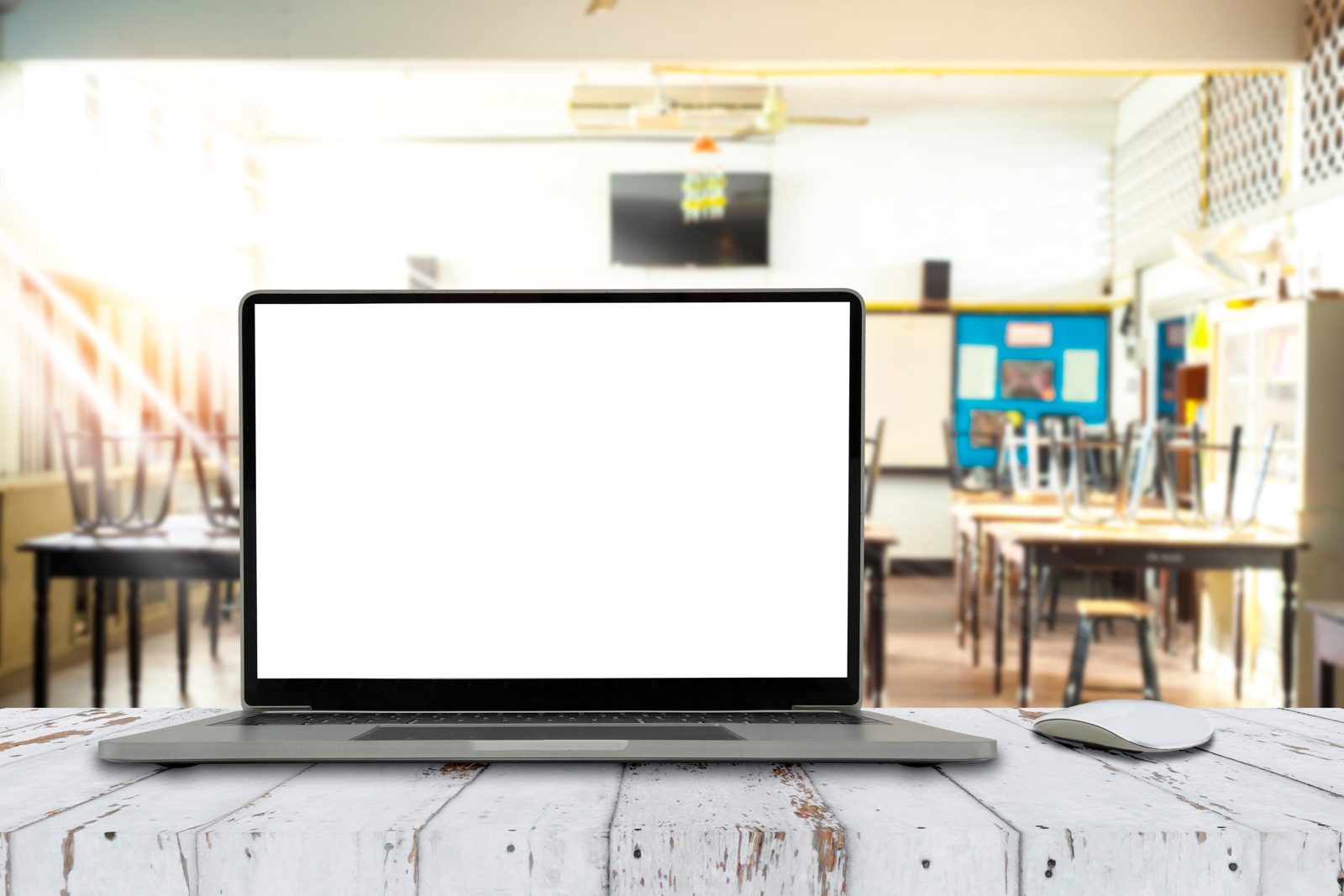 Brandwarnanlage Webinar: Aufzeichnung für Hotels, Feuerwehren und Errichter 1 Aufgeklappter Laptop auf einem Holztisch als Symbol für das Brandwarnanlage Webinar zum Ansehen am Arbeitsplatz